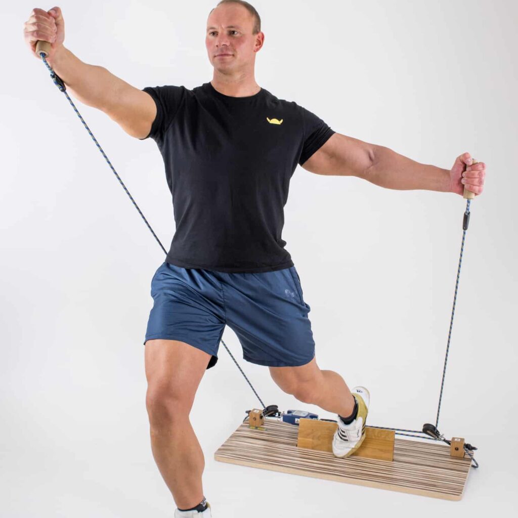 Mann trainiert mit Dewboard Pro smart Kraftsportgerät