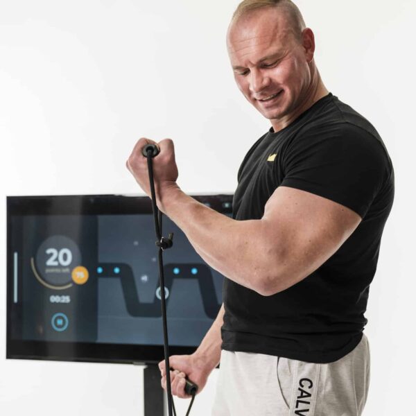 muskulöser Mann trainiert Oberarm mit Dewboard Pro smart Kraftsportgerät